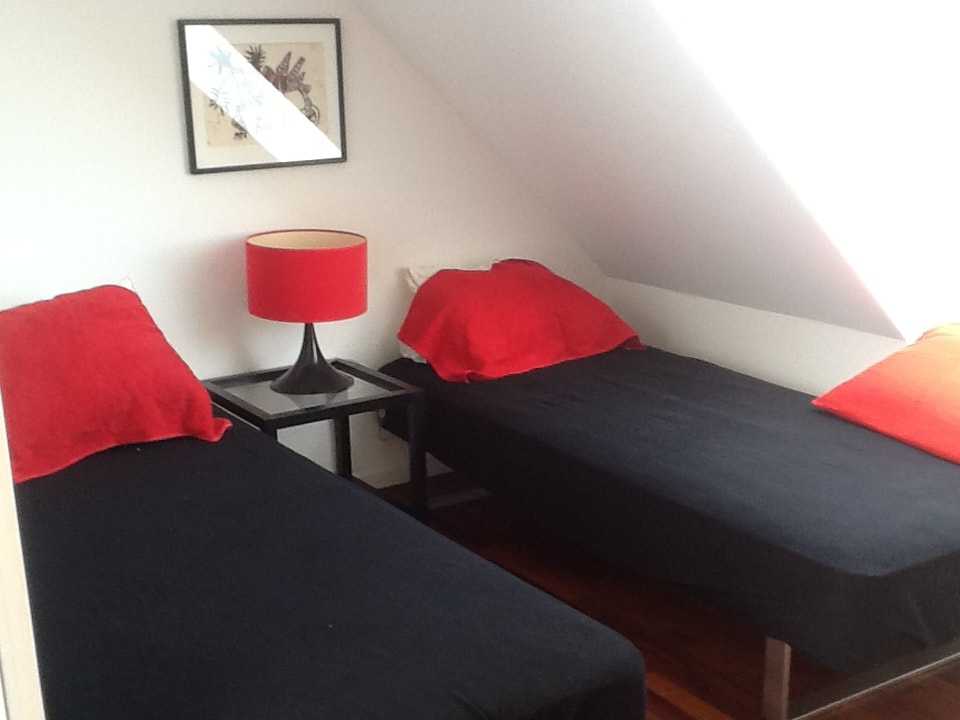 Dos camas de altura que se pueden montar en una cama doble