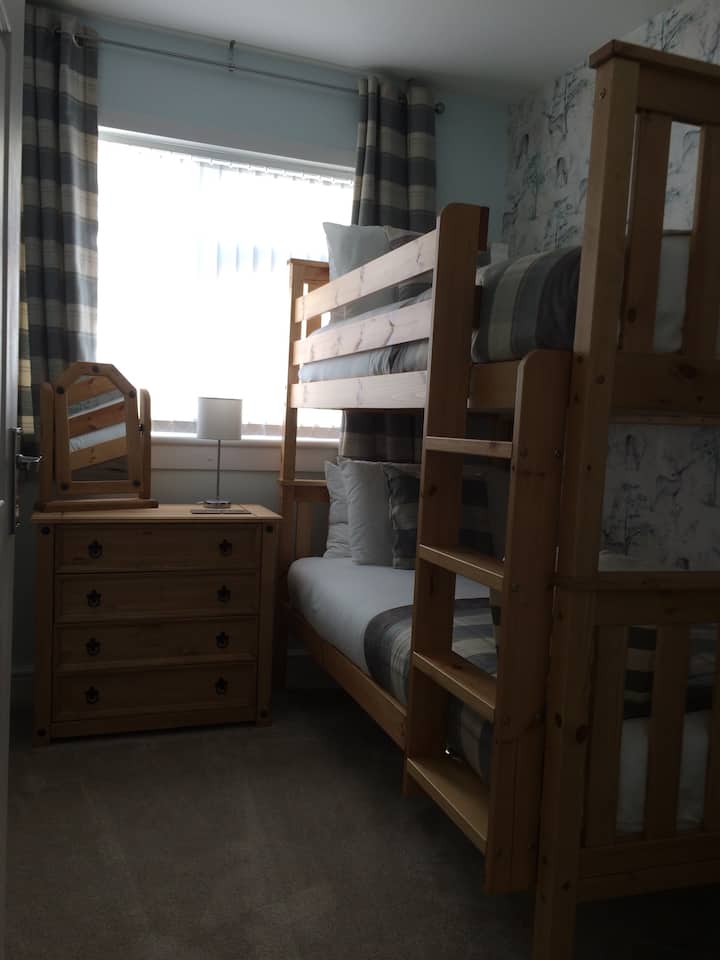 Ორსართულიანი საწოლი ოთახი