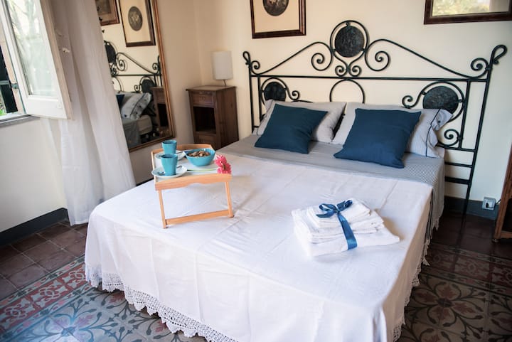 双人卧室，可通往凉台，俯瞰花园