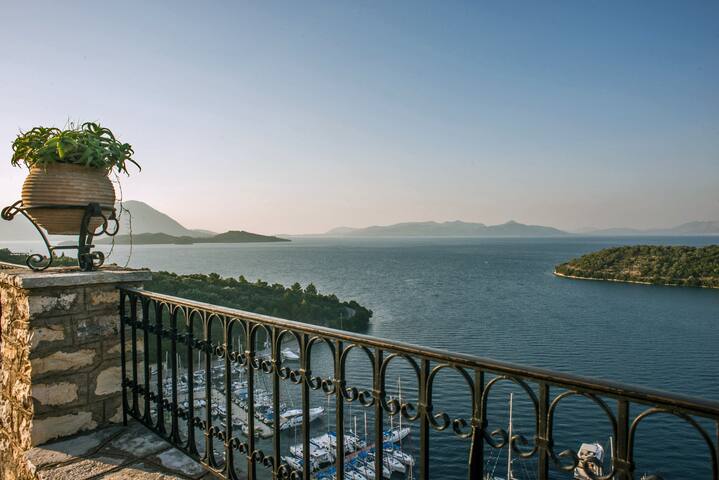 Pristine Dreamsuite w/h Balcony for an ideal stay!