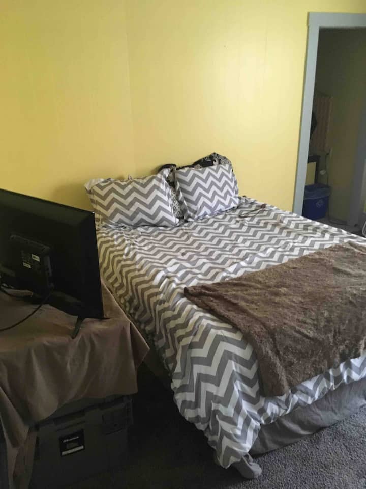 تحتوي غرفة ضيوف ماريس في الطابق الثاني (غرفة النوم 1) على سرير بحجم كوين (و 0-2 مرتبة هوائية مزدوجة (يمكنك إجراء المكالمة). ملاحظة: غرفة ضيوف أمريكان غيرل دمية (غرفة النوم 2) ملحقة بهذه الغرفة عبر فتحة مغطاة (بدون باب). 