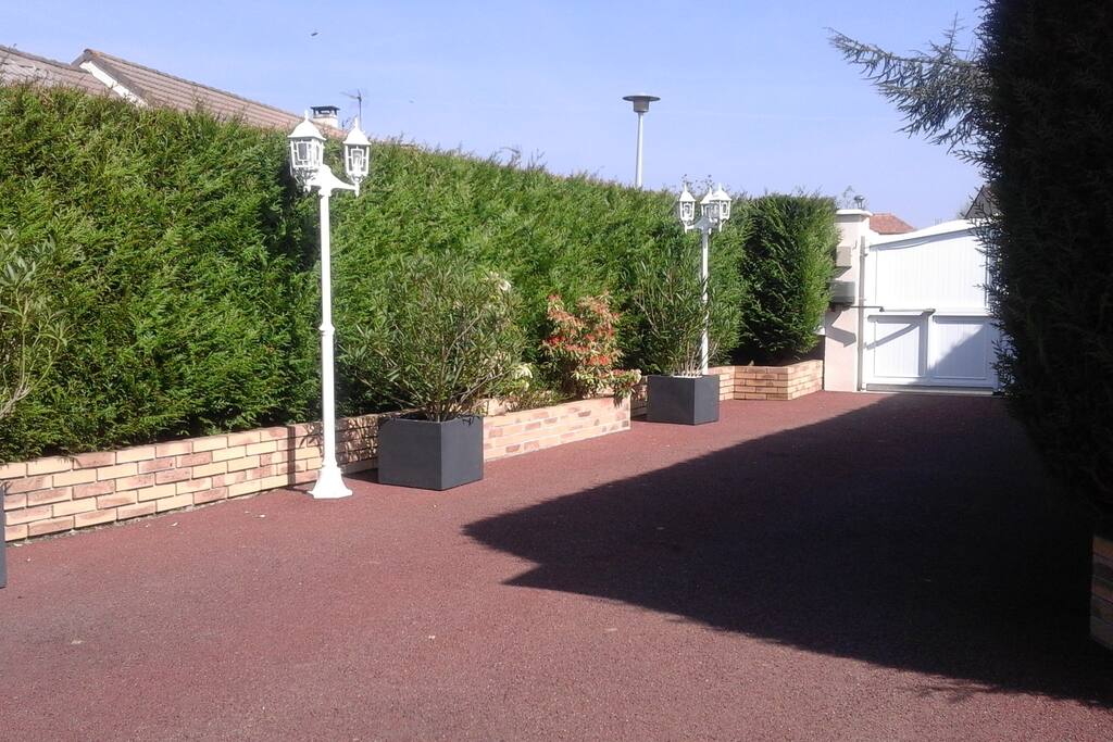 Allée pouvant recevoir deux véhicules