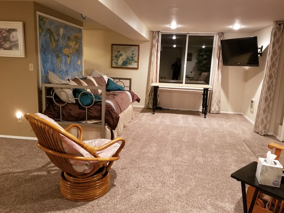 Living Room w/ TV