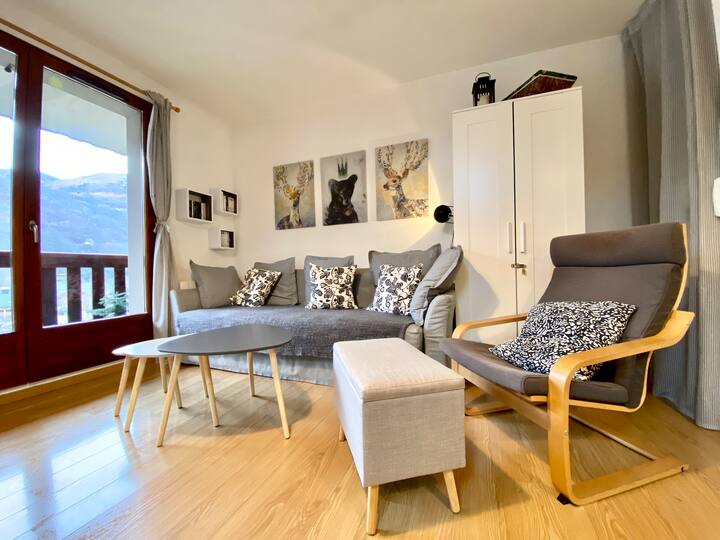 Small cocoon 5 min walk from the gondola and lake