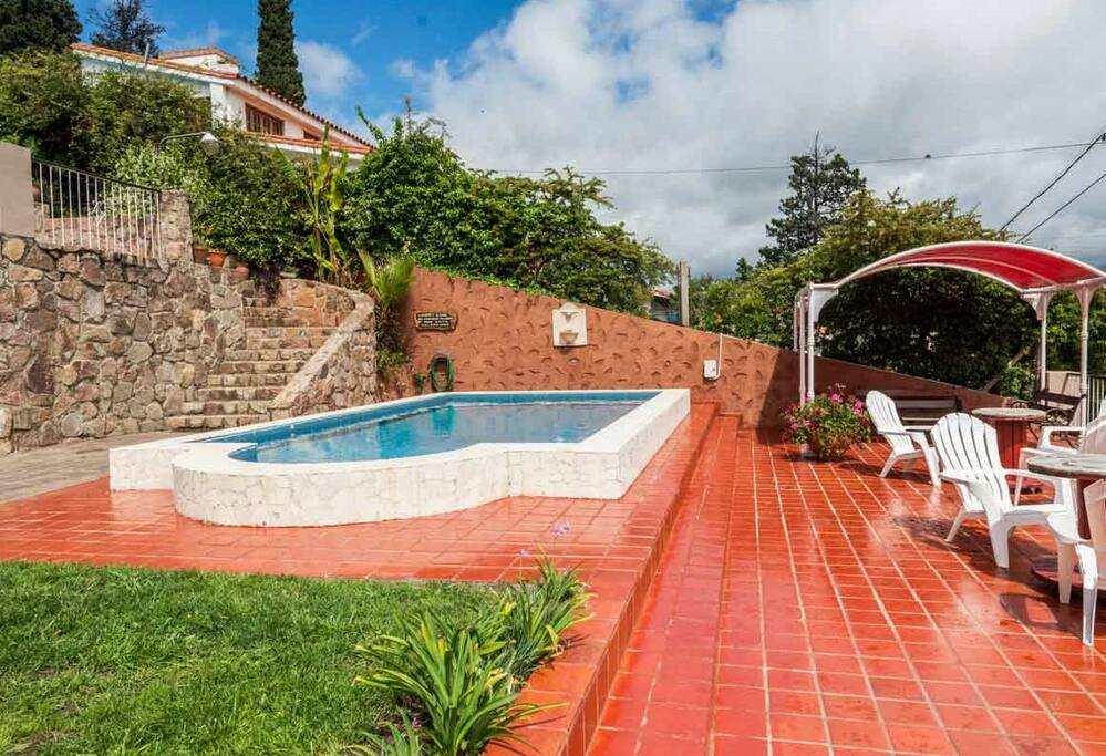 Piscina y solárium compartido con otras dos unidades (ofrecemos un complejo de 3 bungalows).