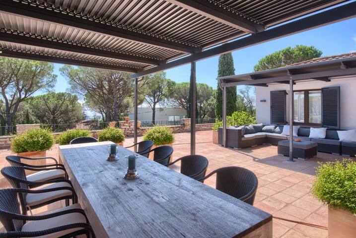 Begur! Superb villa, pool, garden 8/10 people. gallery image 2