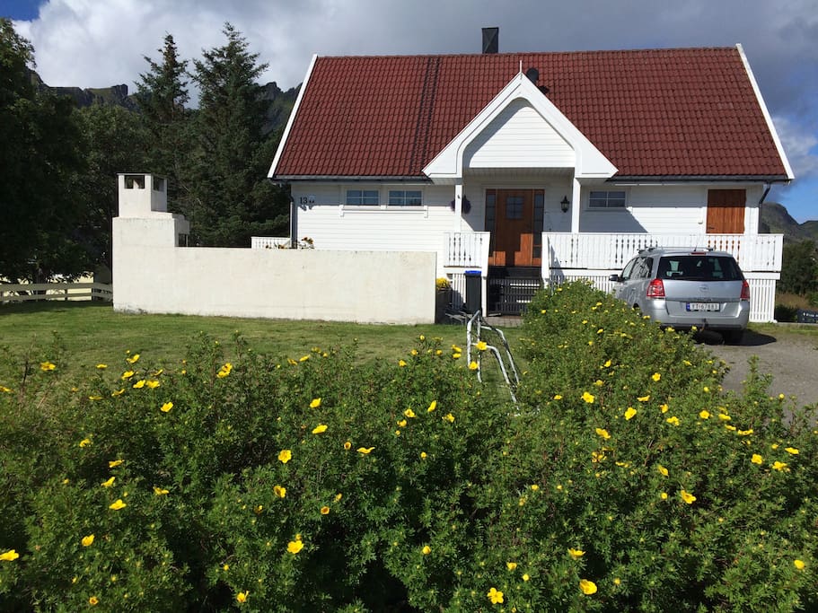 Hovedinngangen, velkommen hit. / Main entrance, you're welcome.