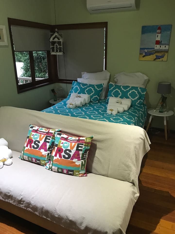 Siku za Uvivu
Chumba cha kulala cha 1
Malkia ukubwa kitanda 
Sofa kitanda
