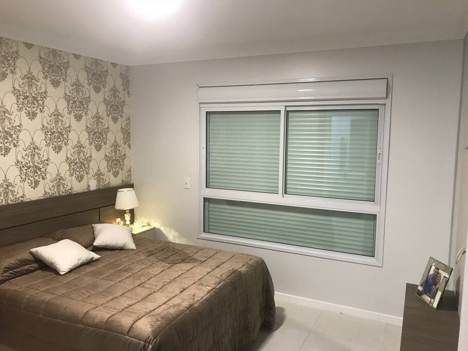 Suite, cama queen nova, todo decorado;