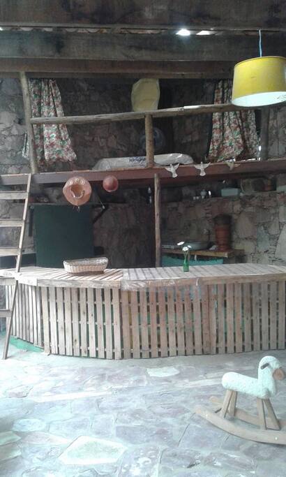 Casa rústica, com Mezzanino onde dorme um casal tranquilamente. Ofereço roupas de cama e mosquiteiro. Por ser um espaço com boa claridade, cortinas disponibilizo cortinas com forro escuro.