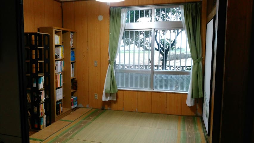 Close to the beach!  Comfy okinawan tatami room.