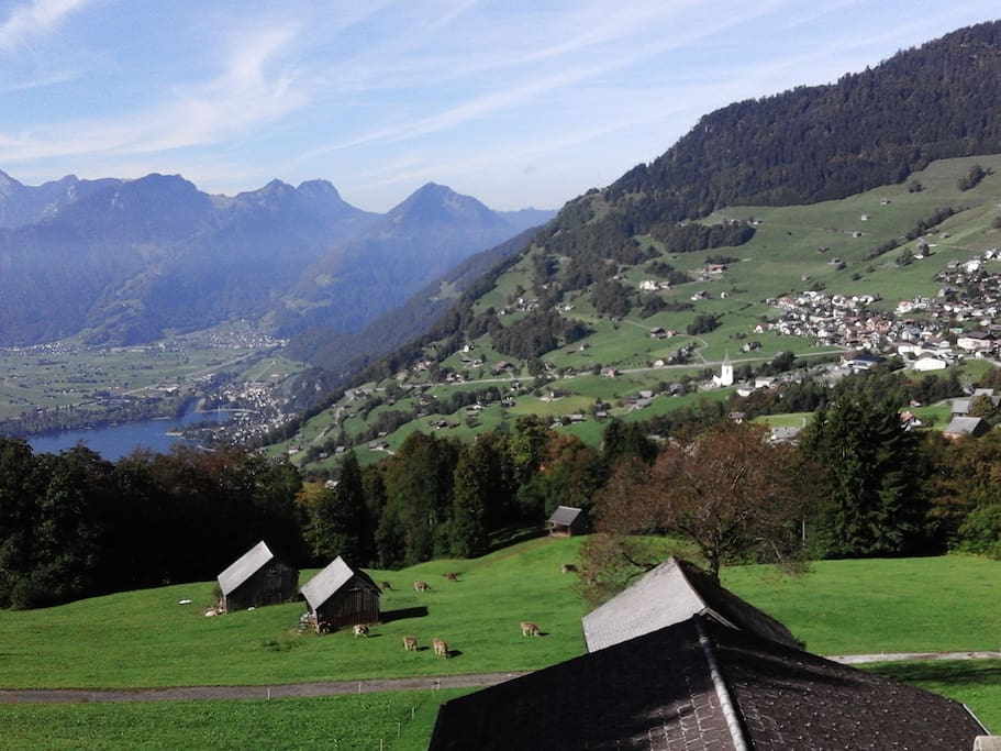 Wunderbare Aussicht vom B&B auf die Alpen und den Walensee sowie das Dorf Amden