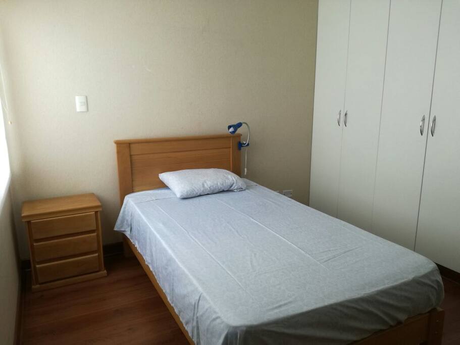 Habitación privada con baño propio y closet grande.
Private room with private bathroom and a big closet.