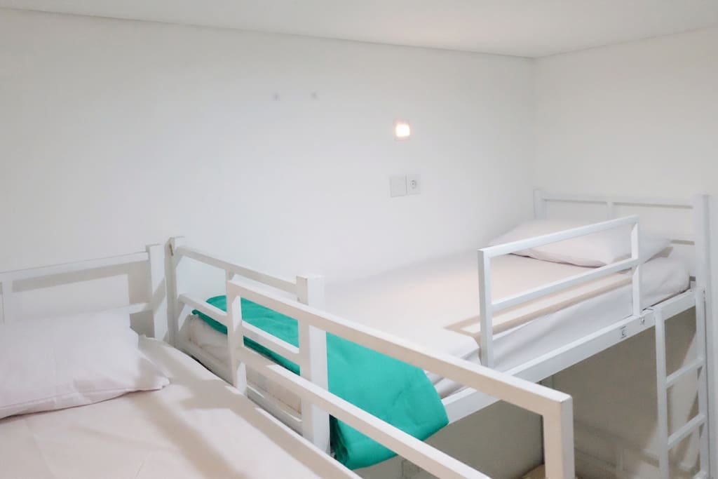 Shared Bedroom with maximum 4 beds (bunk-bed) each room with air conditioner and lockers