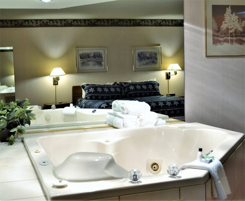 Romantic Jacuzzi Room, Different Rates Applies