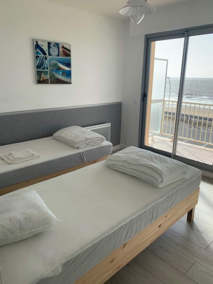 ห้องนอนมีเตียงเดี่ยว 2 เตียงขนาด 90 x 190 เป็นไปได้ว่าจะเป็นเตียงคู่ (ผ้านวม 2 คน)