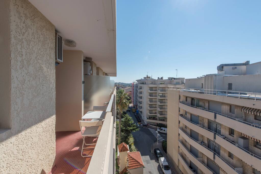 Balcon super ensoleillé du matin au soir avec aperçu mer