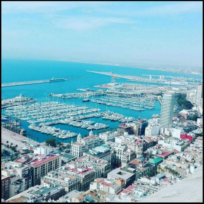 Vista desde el castillo de Santa Bárbara de el puerto de alicante
