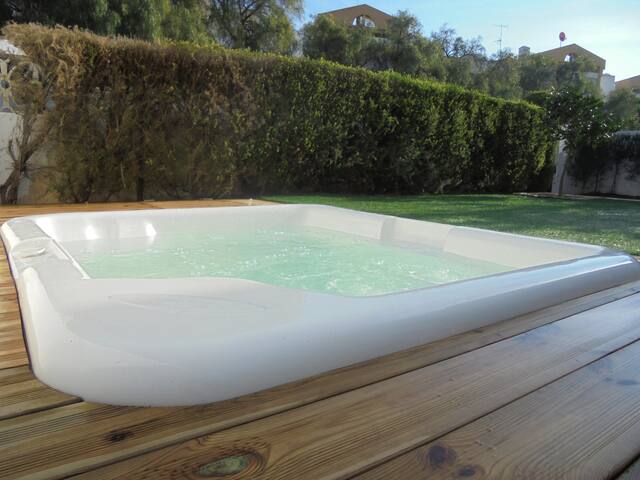 Twin Room - Private Bathroom/TV/AC/Parking