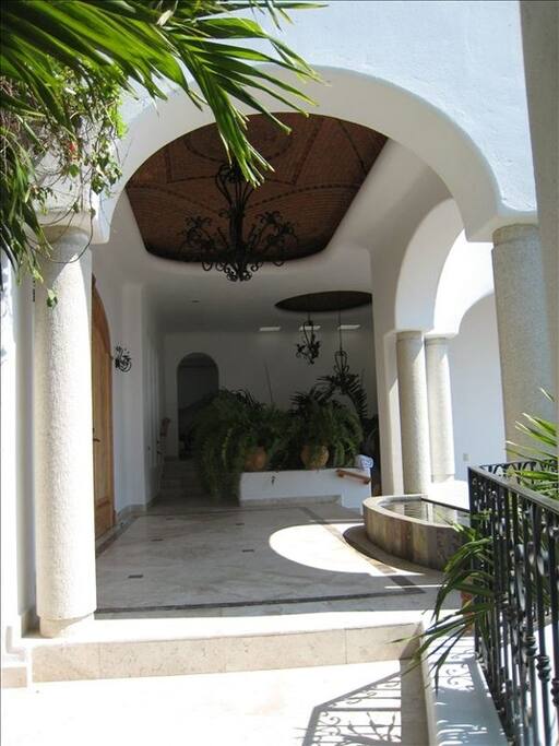 El vestibulo de la entrada.
The entrance foyer.