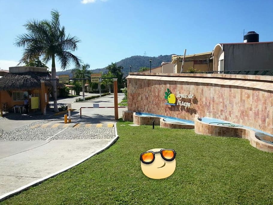 Entrada al Fraccionamiento Joyas de Ixtapa