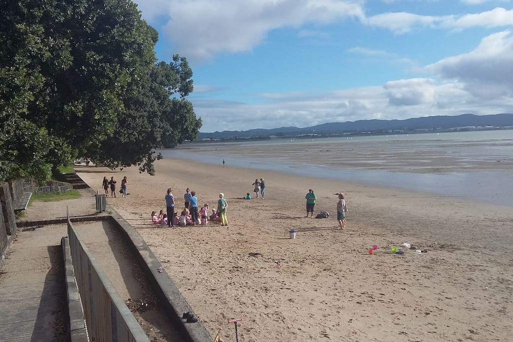 Just 2 mins from Pt Chev beach