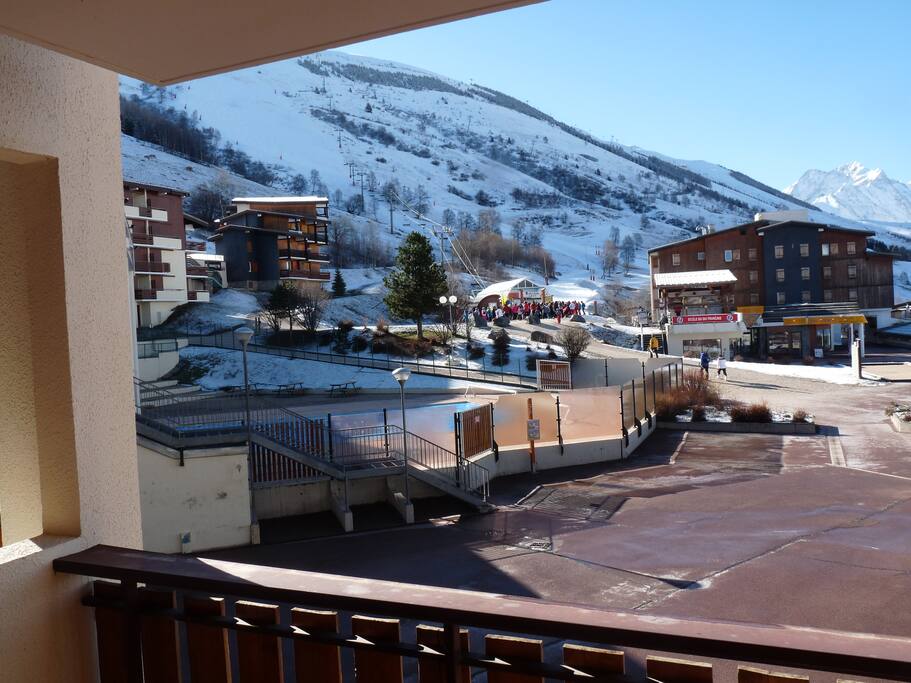Vue du balcon
départ télésiège, accès piscine espace forme 1800