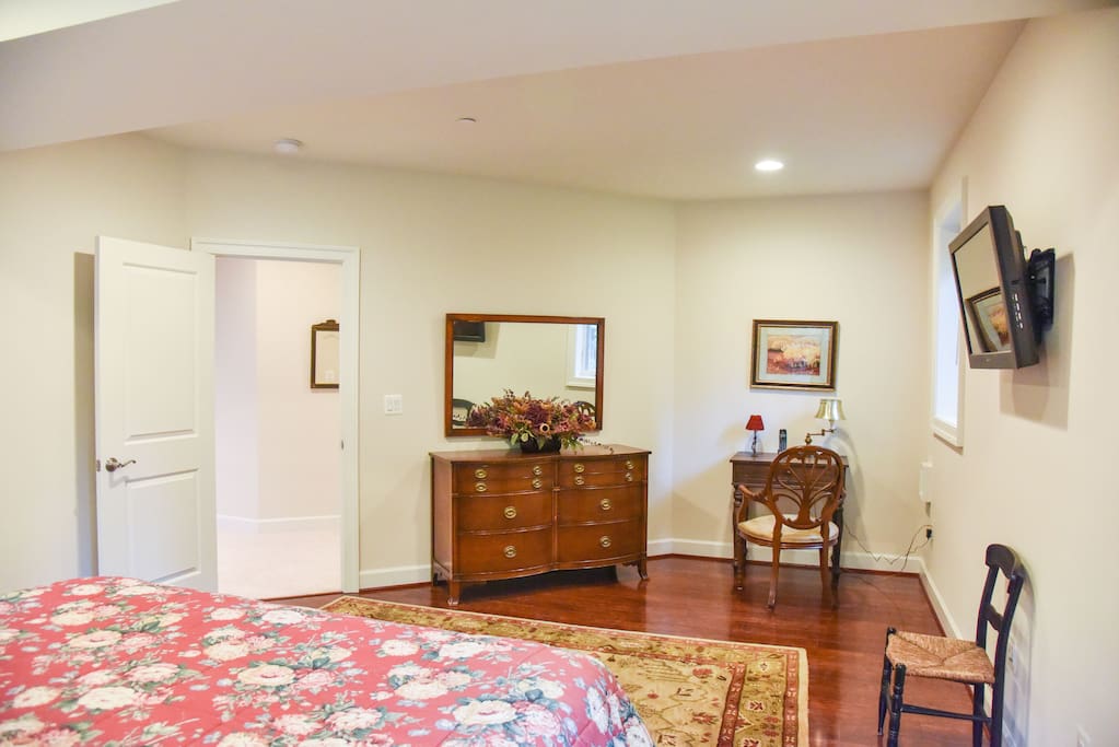 Private Room with King size bed, Shared Bath in 3500 SqFt Suite