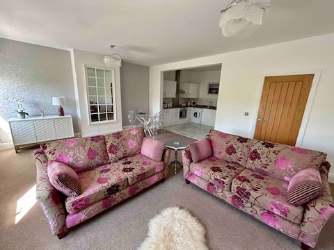 Top Airbnb: Spacious, modern apartment in central Lytham in Fylde