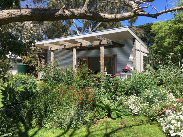 "The Gunyah" Semi rural, self-contained Bungalow