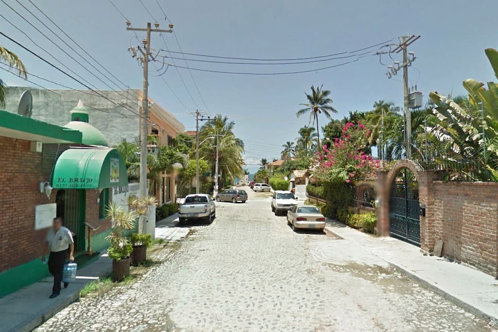 La playa y la carretera estan a solo una cuadra