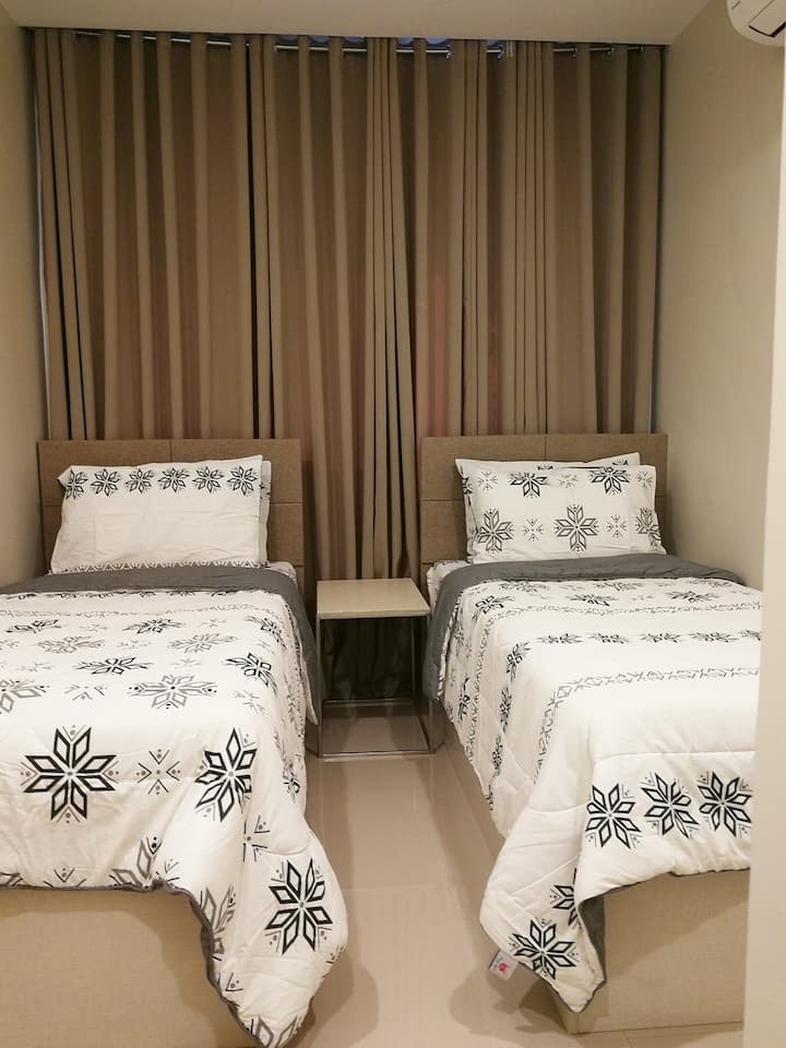 Помлада спална соба - 2 единечни ортопедски кревети за поголема удобност и затемнување на завесата за продолжен сон