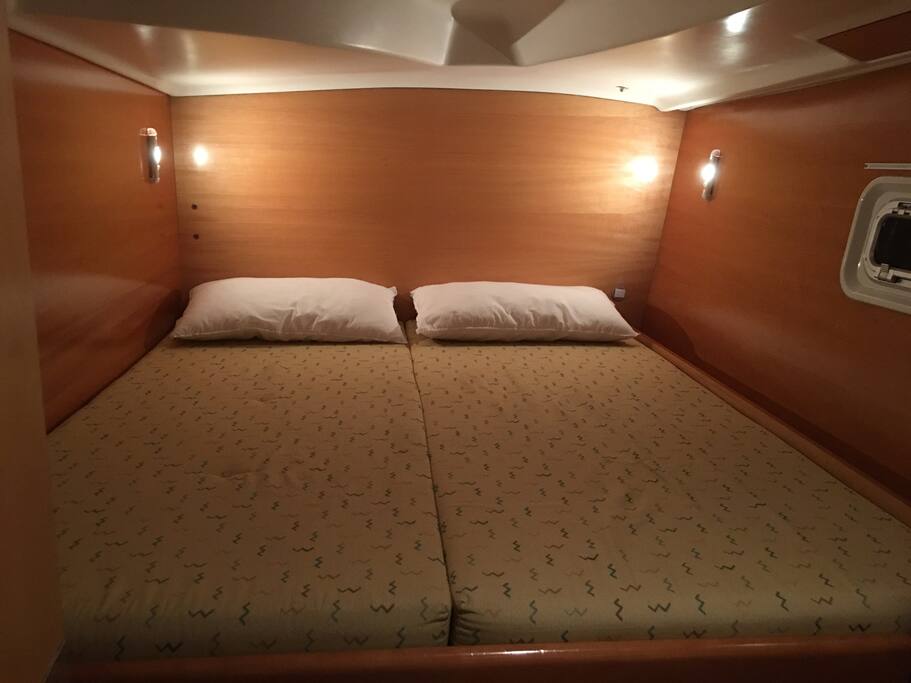 Cabine ergonomiche, luminose e spaziose dotate di armadi con appese con stampelle, cassiettere e scarpiere