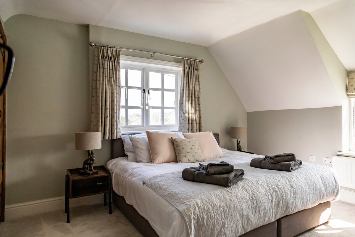 Dormitorio 4 (lejos a la izquierda), enlace con tirolina tamaño king.