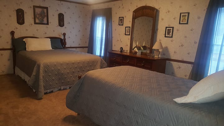 เตียงควีนไซส์และเตียงเดี่ยวในวัยเด็กของแม่