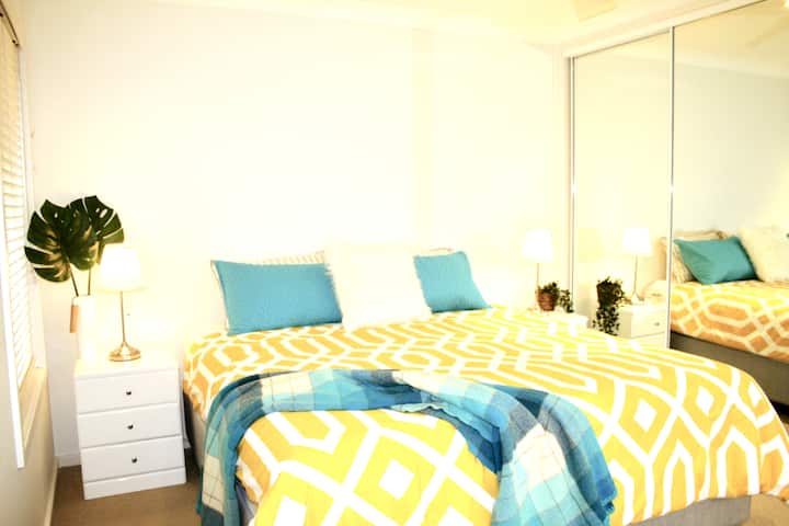 Dhoma e gjumit "king" ndodhet lart me qasje të lehtë në banjë dhe një derë për të të ndarë nga zona e ndenjjes për privatësi.  Ka njësinë e vet të ajrit të kondicionuar, ventilatorin dhe ai krevat është kaq i rehatshëm!