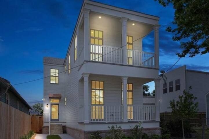 Uptown Gem 4 King beds (New Cleaning protocole!)