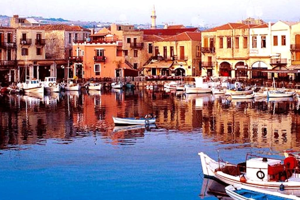 The Venetian Old Town is a wonderful opportunity to enjoy a walk, see the sights, go window-shopping, have an excellent waterside meal or
drink, or simply people-watch as the sun goes down. If you're new to
the town, we'll be happy to show you around.