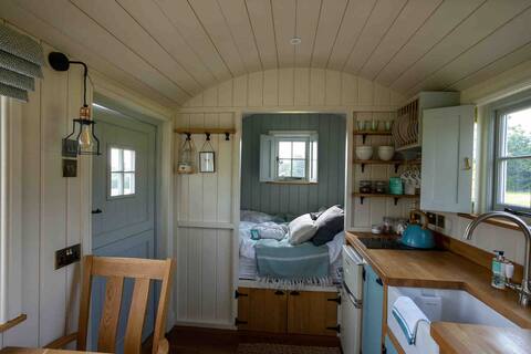 Successful Airbnb property: Brambling shepherd’s hut + hot tub, private estate in Basingstoke And Deane