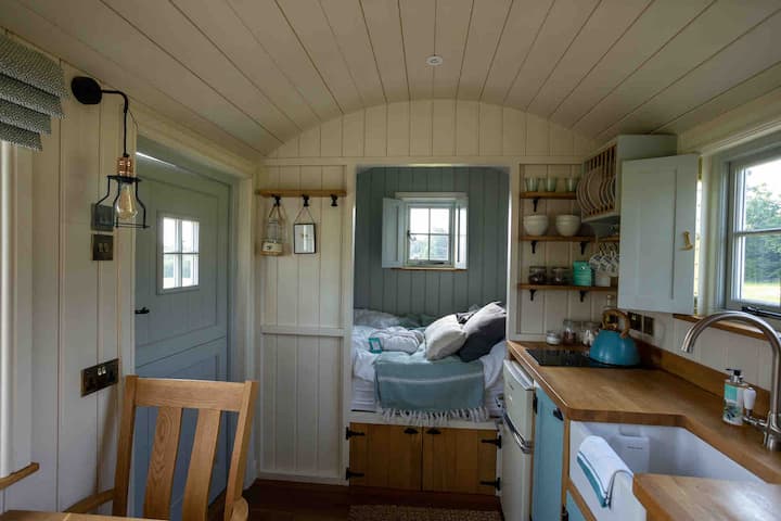 Brambling Shepherd’s Hut + Hot Tub, Private Estate - Berkshire