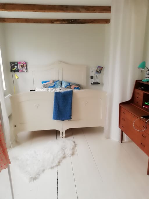 Bedroom upstairs - kingsize bed./ Soveværelse på 1. Sal
