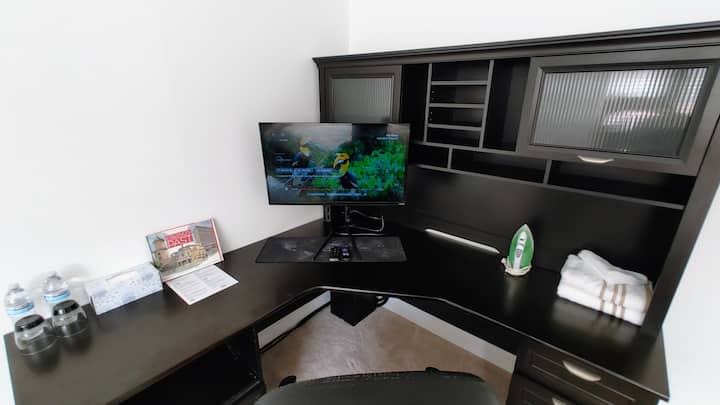 Chambre #4
- Lit queen size
- Télévision moniteur 28"avec Roku, Netflix, etc.
- Bureau exécutif avec chaise de bureau.
- Tables d'extrémité pratiques