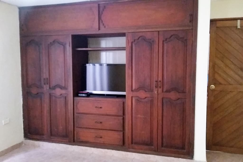 Closet con TV y ganchos para ropa