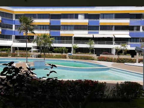 Hermoso conjunto residencia, ubicado en el centro turistico el morro, con 2 piscinas y completamente equipado, vigilancia las 24 horas, y con acceso a la playa desde el conjunto residencial.