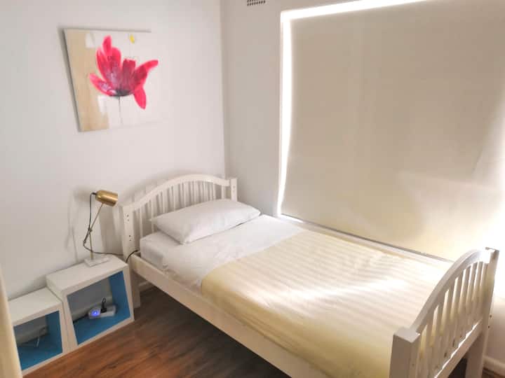 Habitación con cama individual. 