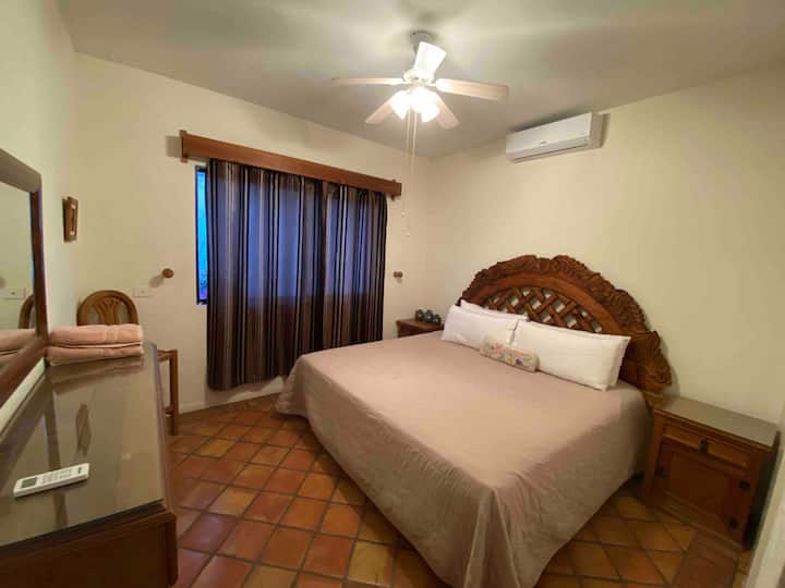 غرفة النوم 2، سرير بمقاس كبير، مع فضلات صغيرة، جهاز إنذار الدخان وثاني أكسيد الكربون.