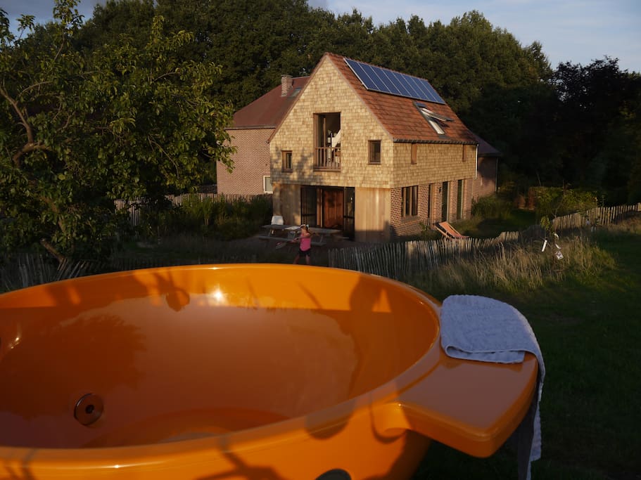Enjoy the essence of outdoor bathing in the hottub. Extra charge of €100 per per session