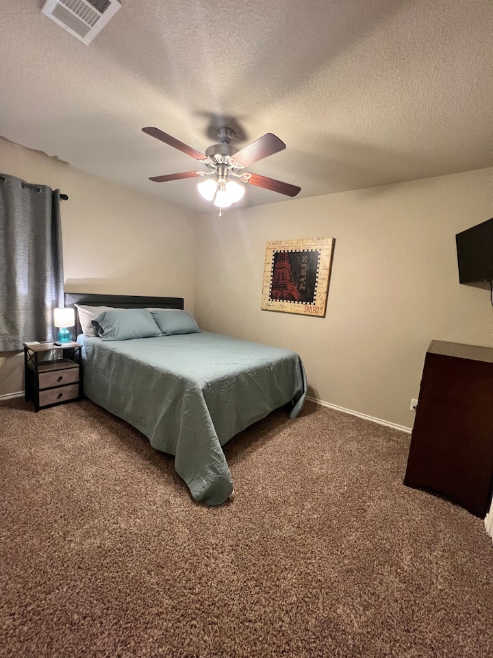 Chumba cha kulala na kitanda cha povu cha kumbukumbu ya malkia, 32" smart tv, kabati,  kabati na godoro la hewa.