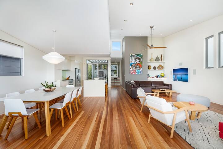 Modern Beach House close to the beach gallery image 2