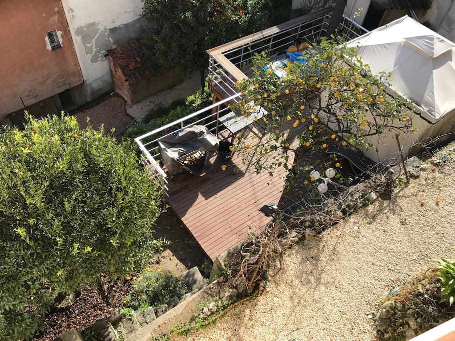 Terrasse et jardin privatif sur la propriété. Accès libre avec l'accord du propriétaire !